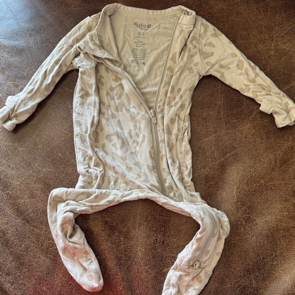 Kyte BABY leopard  Zip-Up footie 0-3 month